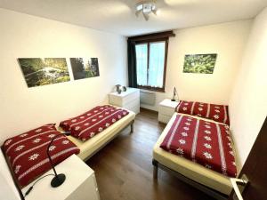 due letti in una stanza con una finestra di Apartment Linder by Interhome a Blankenburg