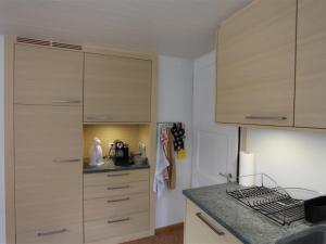 Kuchyň nebo kuchyňský kout v ubytování Apartment Lena- Chalet by Interhome