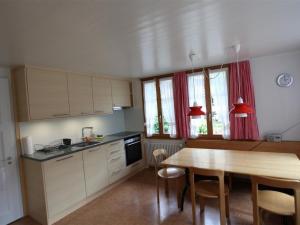 Köök või kööginurk majutusasutuses Apartment Lena- Chalet by Interhome +11 fotot