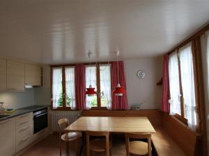 Kuchyň nebo kuchyňský kout v ubytování Apartment Lena- Chalet by Interhome