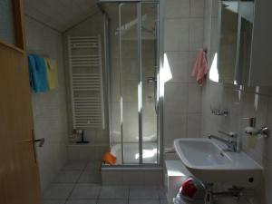 Koupelna v ubytování Apartment Lena- Chalet by Interhome