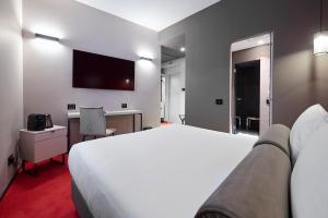 Postel nebo postele na pokoji v ubytování MyTALE Creative Academy Hotel