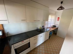 Kuchyň nebo kuchyňský kout v ubytování Apartment Sonnige Matte by Interhome