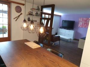 TV a/nebo společenská místnost v ubytování Apartment Gletscherhorn II - Tapia by Interhome