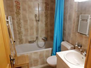Koupelna v ubytování Apartment Gletscherhorn II - Tapia by Interhome
