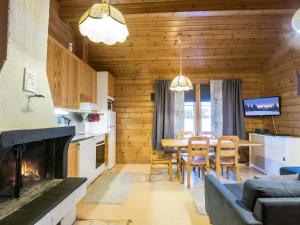 Kuchyň nebo kuchyňský kout v ubytování Holiday Home Lomaylläs f79 -palovaarankaarre 18b by Interhome