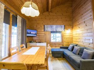 Posezení v ubytování Holiday Home Lomaylläs f79 -palovaarankaarre 18b by Interhome