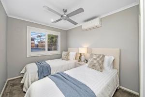 Luxury Beach House - Heated Private Pool & Heated Spa - Fire Pitt - Walk to Beach & Golf客房内的一张或多张床位