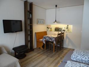 TV/trung tâm giải trí tại Apartment Parkweg 9-402 by Interhome
