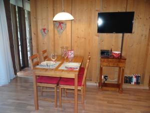 Μια τηλεόραση ή/και κέντρο ψυχαγωγίας στο Apartment Am Dürrbach 5-512 by Interhome +23 φωτογραφίες