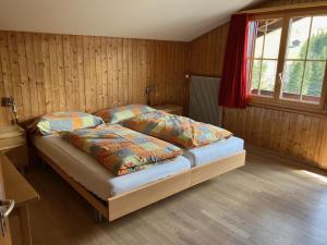 ein Schlafzimmer mit zwei Betten und einem Fenster in der Unterkunft Apartment Gilbachhöckli 2 by Interhome in Adelboden