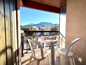 een witte tafel en stoelen op een balkon met uitzicht bij Appart 2 pièces 4 pers, proche Prorel, balcon, parking - FR-1-330C-5 in Briançon +6 foto's