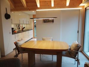 - une table à manger et des chaises dans la cuisine dans l'établissement Apartment Studentenweg 33 by Interhome, à Engelberg