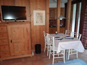 TV a/nebo společenská místnost v ubytování Apartment Am Dürrbach 5-517 by Interhome