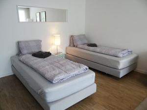 2 camas en una habitación con lámpara en Apartment Sunnmatt 752 by Interhome, en Engelberg