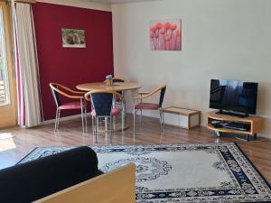 Televiisor ja/või meelelahutuskeskus majutusasutuses Apartment Am Ryschbächli by Interhome