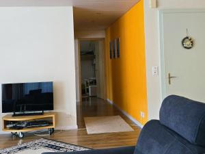 Televiisor ja/või meelelahutuskeskus majutusasutuses Apartment Am Ryschbächli by Interhome