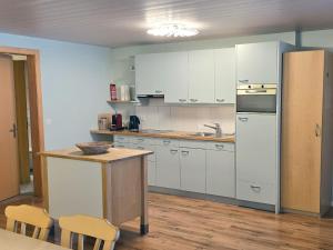 Köök või kööginurk majutusasutuses Apartment Am Ryschbächli by Interhome