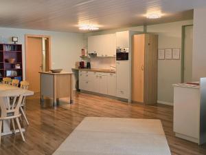 Köök või kööginurk majutusasutuses Apartment Am Ryschbächli by Interhome