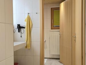 Vannituba majutusasutuses Apartment Am Ryschbächli by Interhome