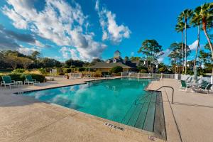 Hồ bơi trong/gần Spacious condo with pool, hot tub and private washer/dryer