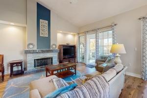 TV/trung tâm giải trí tại Spacious condo with pool, hot tub and private washer/dryer