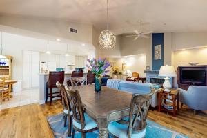 Nhà bếp/bếp nhỏ tại Spacious condo with pool, hot tub and private washer/dryer