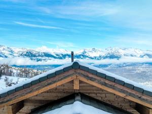 vistas a las montañas cubiertas de nieve desde el techo de un edificio en Chalet D'Arby by Interhome, en Nendaz