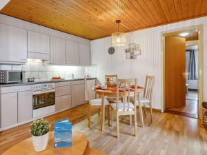 Kuchyň nebo kuchyňský kout v ubytování Apartment Bristol Apt-18 by Interhome
