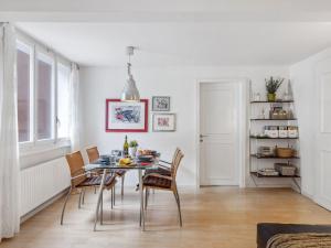 Un comedor con mesa y sillas en Apartment Bristol Apt-S by Interhome, en Wengen