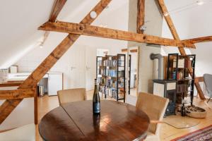 1 botella de vino en una mesa de madera en la sala de estar en Eulenhaus, en Ediger-Eller