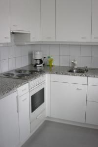 Kuchyň nebo kuchyňský kout v ubytování Apartment Arlette Nr- 30 by Interhome