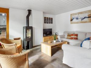 ヴェンゲンにあるApartment Am Acher II Apt- F by Interhomeのソファと暖炉のあるリビングルーム +24枚の写真