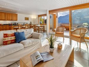 ヴェンゲンにあるApartment Am Acher II Apt- F by Interhomeのソファとテーブルのあるリビングルーム