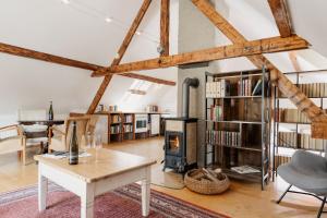 Una sala de estar con chimenea y una mesa. en Eulenhaus, en Ediger-Eller