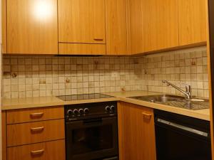 Kuchyň nebo kuchyňský kout v ubytování Apartment Kronenplatz 6 # 2 by Interhome