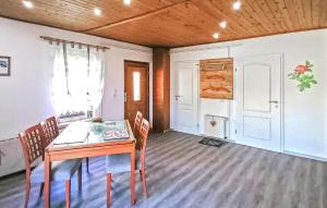 a dining room with a table and chairs and a kitchen at Awesome Home In Königs Wusterhausen Ot in Kablow
