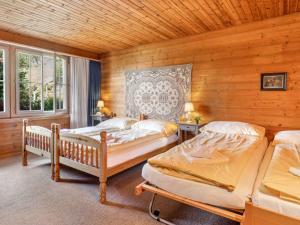 Postel nebo postele na pokoji v ubytování Chalet Arche by Interhome