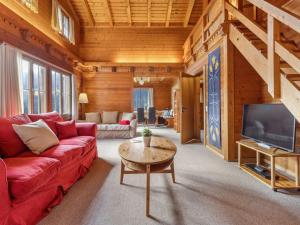 TV a/nebo společenská místnost v ubytování Chalet Arche by Interhome