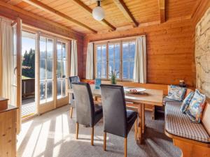 Posezení v ubytování Chalet Arche by Interhome