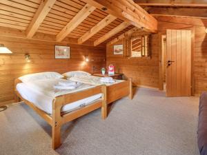 Postel nebo postele na pokoji v ubytování Chalet Arche by Interhome