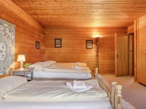 Postel nebo postele na pokoji v ubytování Chalet Arche by Interhome