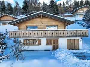 ein Haus mit einer Terrasse im Schnee in der Unterkunft Chalet Le Loup- le Renard et la Belette by Interhome in Nendaz