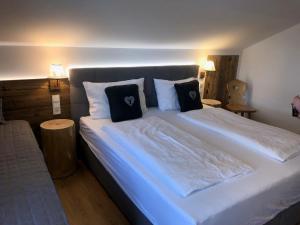Ένα ή περισσότερα κρεβάτια σε δωμάτιο στο Haus Alpenquelle Seeblick