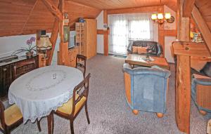 a room with a table and chairs in a cabin at Stunning Apartment In Königs Wusterhausen Ot in Kablow