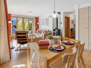 een keuken en woonkamer met een tafel en stoelen bij Apartment Silberhorn Apt- V by Interhome in Wengen