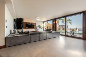 TV a/nebo společenská místnost v ubytování RentitSpain Villa Playa Cristal Vista al Mar, Piscina, Jacuzzi y Lujo