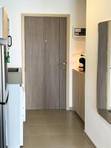 een deur in een kamer met een keuken bij Vuela Casa 2 in Noord Pattaya +92 foto's
