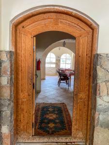 tifrit maison d'hôtes-Paradise valley في إيموزار دي عيدا و تنانه: باب مفتوح يؤدي إلى غرفة معيشة بها طاولة +53 صورة