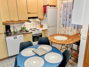 eine Küche mit einem Tisch mit einer blauen Tischdecke darauf in der Unterkunft Holiday Home Ruka-ihtinki 4 a 3 by Interhome in Niskala